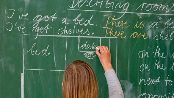 Eine Lehrerin einer Grundschule schreibt in englischer Sprache an die Tafel. - &copy; Patrick Pleul/dpa-Zentralbild/dpa/Symbolbild