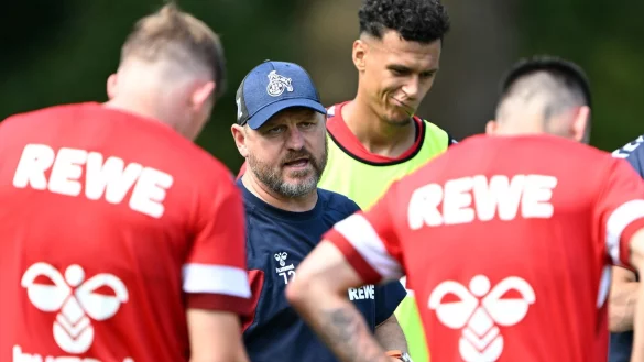 K&ouml;lns Trainer Steffen Baumgart (M) spricht w&auml;hrend des ersten Trainings der neuen Saison. - &copy; Federico Gambarini/dpa