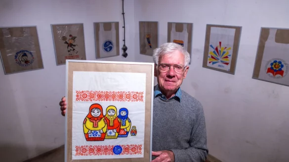 Dieter Luchs, Sammler von DDR-Einkaufst&uuml;ten, zeigt eine Plastikt&uuml;te mit dem Matrjoschka-Motiv. - &copy; Jens B&uuml;ttner/dpa