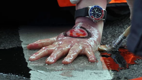 Polizisten l&ouml;sen die Hand eines Aktivisten der Umweltgruppe &laquo;Letzte Generation&raquo; von der Fahrbahn. - &copy; Ann-Marie Utz/dpa/Archivbild