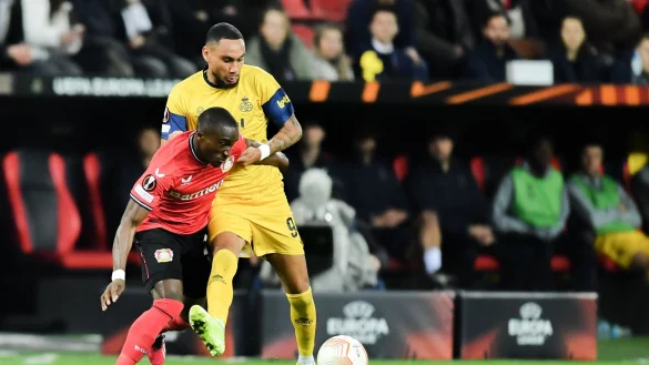 Bayers Moussa Diaby (l) in Aktion gegen Union SGs Loic Lapoussin. - &copy; Marius Becker/dpa/Archivbild