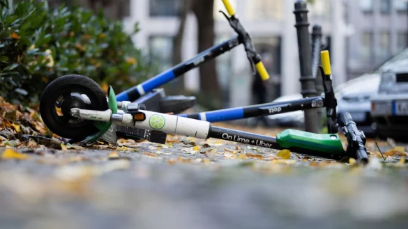E-Scooter liegen auf einem Gehweg. - &copy; Rolf Vennenbernd/dpa/Symbolbild