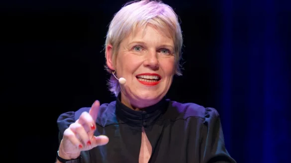 Schauspielerin und Komikerin Cordula Stratmann spricht bei einem Literaturfestival. - &copy; Henning Kaiser/dpa/Archivbild