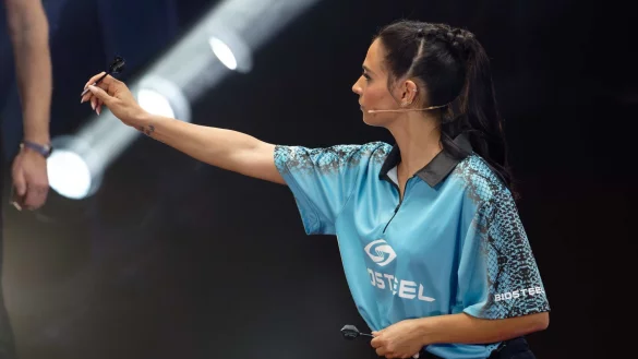 Die Moderatori Amira Pocher in Aktion bei der ProSieben Promi-Darts-WM 2023 auf der B&uuml;hne. - &copy; Henning Kaiser/dpa