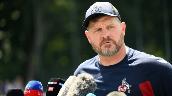 Kölns Trainer Steffen Baumgart sieht die Reform im deutschen Nachwuchsfußball kritisch. - © Federico Gambarini/dpa