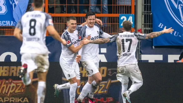 Freiburgs Matthias Ginter (l-r), Torsch&uuml;tze Michael Gregoritsch und Lukas K&uuml;bler freuen sich gemeinsam &uuml;ber das F&uuml;hrungstor der Breisgauer. - &copy; David Inderlied/dpa