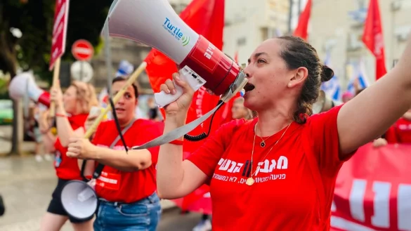 Die israelische Aktivistin Lee Hoffmann Agiv (r), aufgenommen bei einer Demonstration am 03. Juni. Sie geh&ouml;rt zu den Organisatorinnen eines Protestmarschs im strengreligi&ouml;sen Tel Aviver Vorort Bnei Brak. - &copy; Roni Lahav/dpa