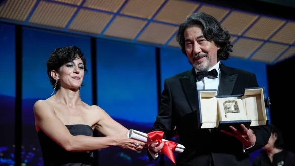 Zahra Amir Ebrahimi (l) &uuml;berreicht Koji Yakusho den Preis als bester Schauspieler f&uuml;r seine Rolle im Film &laquo;Perfect Days&raquo; von Regisseur Wenders. - &copy; Daniel Cole/AP