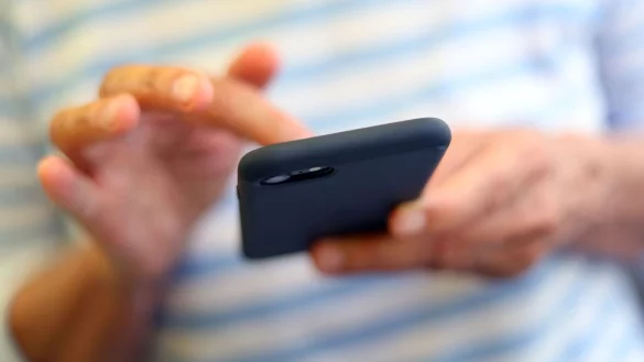 Auch wenn die Nutzung zur&uuml;ckgegangen ist, ganz verschwinden wird die SMS aber wohl noch lange nicht. - &copy; Karl-Josef Hildenbrand/dpa