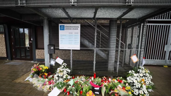 Blumen und Kerzen vor dem Eingangsbereich des Gemeindehauses der Zeugen Jehovas. - &copy; Christian Charisius/dpa