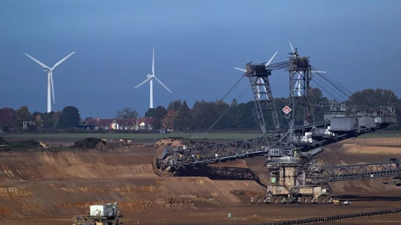 Ein Schaufelradbagger arbeitet im Braunkohletagebau Garzweiler. - &copy; Federico Gambarini/dpa/Archivbild
