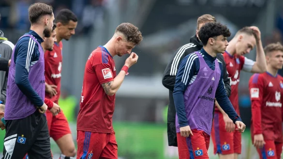 Nach der Niederlage in Magdeburg sah man vor allem eins bei den Spielern des Hamburger SV: h&auml;ngende K&ouml;pfe. - &copy; Swen Pf&ouml;rtner/dpa