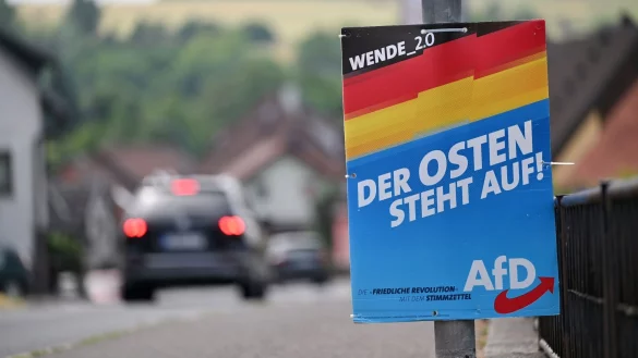 &laquo;Der Osten steht auf&raquo;: Ein Wahlplakat der AfD. - &copy; Martin Schutt/dpa