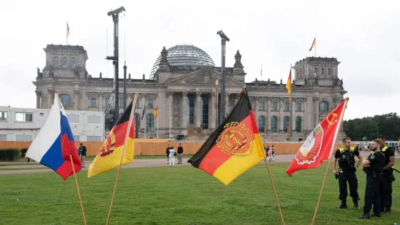 Jahrestag der Erst&uuml;rmung des Reichstagsgeb&auml;udes: Fahnen stehen heute bei einer rechtsextremen Kundgebung vor dem Reichstagsgeb&auml;ude. - &copy; Paul Zinken/dpa