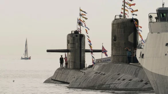 Russische U-Boote und Kriegsschiffe an der St. Petersburger Marinestation. - © Dmitri Lovetsky/AP/dpa