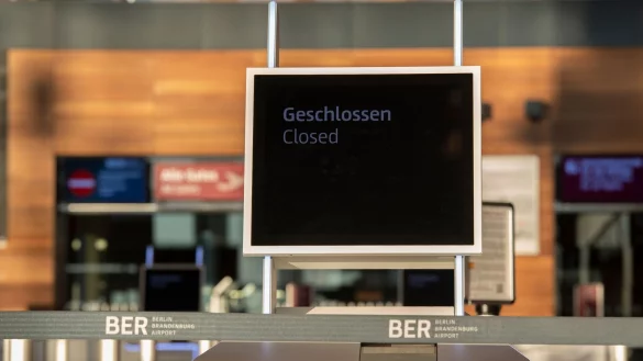 Geschlossen: Am Mittwoch k&ouml;nnen sich Flugg&auml;ste den Weg zum BER sparen - alle Passagierfl&uuml;ge sollen warnstreikbedingt ausfallen. - &copy; Paul Zinken/dpa/dpa-tmn