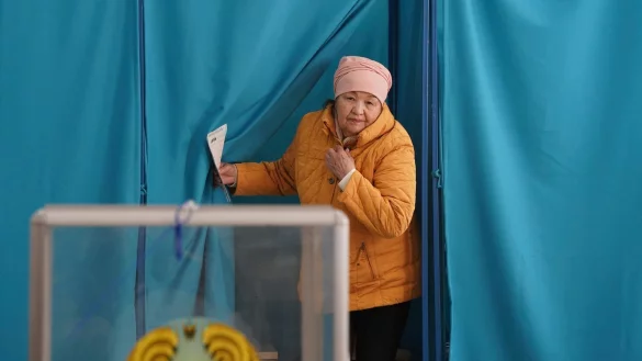 Eine Frau verl&auml;sst eine Wahlkabine in Almaty. Unter dem Eindruck der schweren Unruhen des vergangenen Jahres fanden in Kasachstan in Zentralasien vorgezogene Parlamentswahlen statt. - &copy; Vladimir Tretyakov/NUR.KZ via AP/dpa