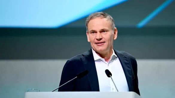 Oliver Blume, Vorstandsvorsitzender der Porsche AG und der Volkswagen AG, spricht bei der Hauptversammlung. - &copy; Britta Pedersen/dpa