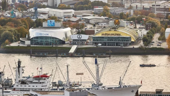 Blick auf die Stage-Musical-Theater &laquo;Die Eisk&ouml;nigin&raquo; (l) und &laquo;Der K&ouml;nig der L&ouml;wen&raquo; im Hamburger Hafen. - &copy; Georg Wendt/dpa