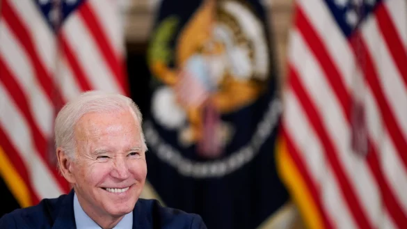 US-Präsident Joe Biden während eines Treffens im State Dining Room des Weißen Hauses. - © Patrick Semansky/AP