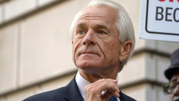 Peter Navarro, dem einstigen Berater von Ex-US-Präsident Trump, drohen zwischen 30 Tagen und einem Jahr Haft. - © Mark Schiefelbein/AP/dpa