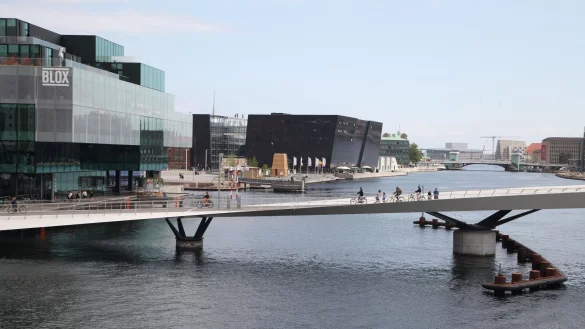 Die Lille Langebro (Kleine Lange Br&uuml;cke), die &uuml;ber Kopenhagens inneren Hafen f&uuml;hrt. Die d&auml;nische Hauptstadt richtet in den kommenden Tagen den 28. Weltkongress der Architekten aus. - &copy; Steffen Trumpf/dpa