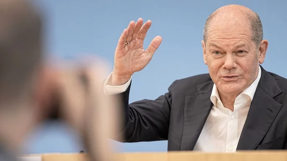 Bundeskanzler Olaf Scholz w&auml;hrend seines Sommer-Interviews im Haus der Bundespressekonferenz. - &copy; Michael Kappeler/dpa