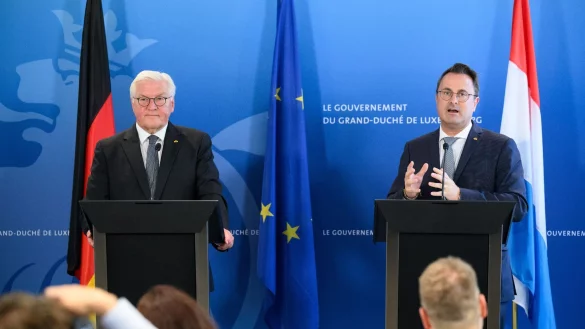 Bundespr&auml;sident Frank-Walter Steinmeier (l.) und der luxemburgische Premier Xavier Bettel w&auml;hrend einer gemeinsamen Pressekonferenz. - &copy; Bernd von Jutrczenka/dpa