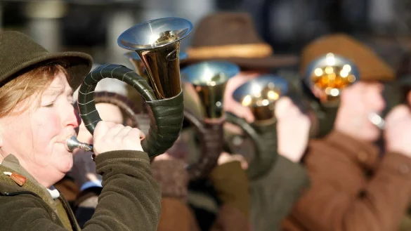 Das Bl&auml;serkorps der Dortmunder J&auml;gerschaft bl&auml;st auf einer Vorschau zur Messe &laquo;Jagd & Hund&raquo; in ihre H&ouml;rner. - &copy; Roland Weihrauch/dpa/Archivbild