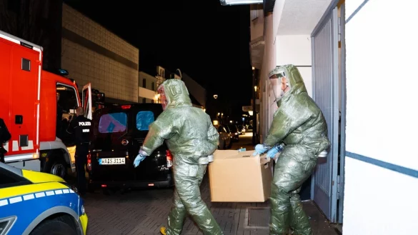 M&auml;nner in Schutzanz&uuml;gen tragen einen Karton aus dem Haus, in dem ein Anti-Terror-Einsatz stattfand. - &copy; Marc Gruber/7aktuell.de/dpa/Archivbild