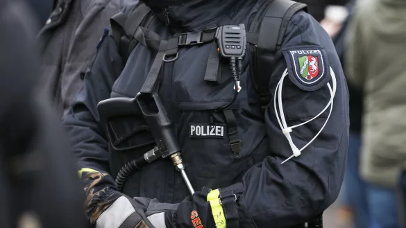 Die Polizei &uuml;berwacht die Ankunft von Fans. - &copy; Friso Gentsch/dpa/Archivbild