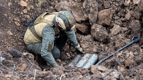 Nicht explodierte, mutma&szlig;lich russische Munition, sol zerst&ouml;rt werden. - &copy; Michael Brochstein/SOPA Images via ZUMA Press Wire/dpa