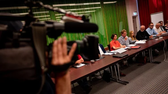 Vertreter der Eisenbahn- und Verkehrsgewerkschaft EVG sitzen am Verhandlungstisch. - &copy; Fabian Sommer/dpa