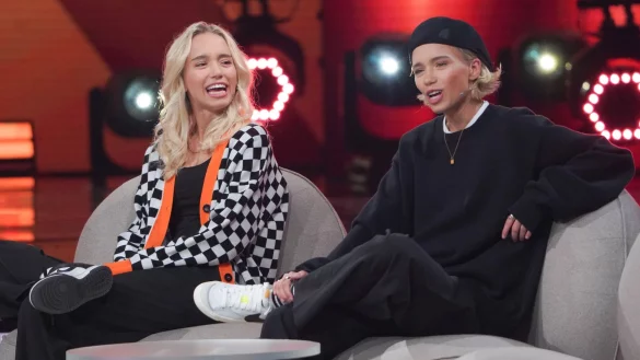 Auch au&szlig;erhalb von Social Media pr&auml;sent: Die Zwillinge Lisa (l) und Lena traten in den vergangenen Jahren h&auml;ufiger im Fernsehen auf. - &copy; Joerg Carstensen/dpa