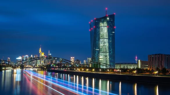 Lichter der Frankfurter Bankenskyline und der Europ&auml;ischen Zentralbank (EZB) leuchten am Abend. - &copy; Boris Roessler/dpa