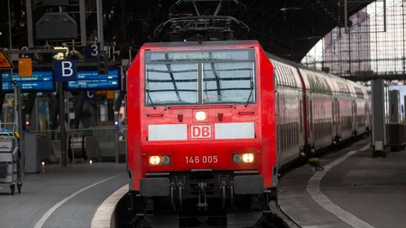 Ein Regionalzug f&auml;hrt im K&ouml;lner Hauptbahnhof ein. - &copy; Thomas Banneyer/dpa/Archivbild