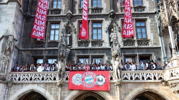 Die Spielerinnen und Spieler des FC Bayern feiern gemeinsam auf dem Rathaus-Balkon. - &copy; Karl-Josef Hildenbrand/dpa