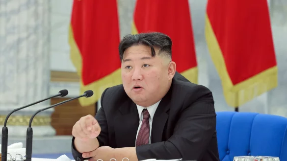 Nordkoreas Machthaber Kim Jong Un w&auml;hrend einer Versammlung der Partei der Arbeit Koreas. - &copy; KCNA/dpa