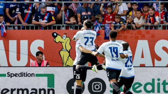 Die Magdeburger bejubeln das Tor zur 1:0-F&uuml;hrung in Kiel. - &copy; Axel Heimken/dpa