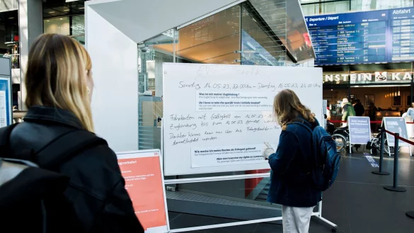Reisende informieren sich im Berliner Hauptbahnhof &uuml;ber den bevorstehenden Streik. - &copy; Carsten Koall/dpa