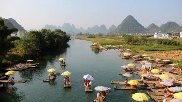 Flusslandschaft in China: Nach drei Jahren strenger Pandemie-Ma&szlig;nahmen hat das Land Anfang Januar die Grenzen wieder ge&ouml;ffnet, seit Mitte M&auml;rz k&ouml;nnen auch Touristen regul&auml;r einreisen. - &copy; Alexandra Frank/dpa-tmn