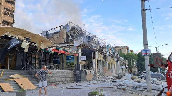 Ein Mann blickt in Kramatorsk auf eine Ladenzeile, die durch einen russischen Angriff zerst&ouml;rt wurde. - &copy; Donetsk regional administration/AP/dpa