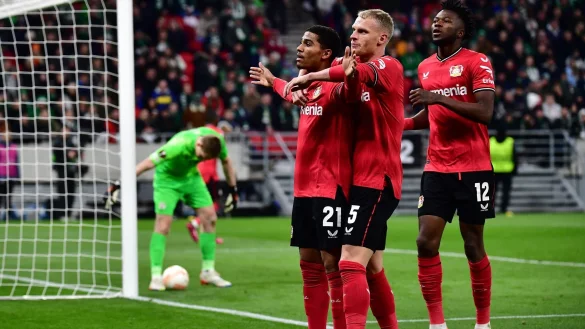 Leverkusens Torsch&uuml;tze Amine Adli (l-r) jubelt nach seinem Tor zum 0:2 mit Mitchel Bakker und Edmond Tapsoba. - &copy; Marton Monus/dpa