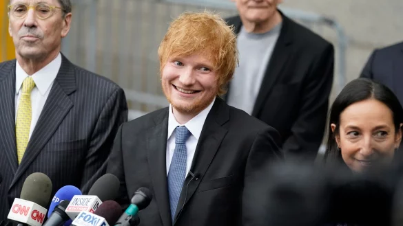 Er strahlt: Ed Sheeran vor dem New Yorker Bundesgericht, nachdem er seinen Prozess wegen Urheberrechtsverletzung gewonnen hat. - &copy; John Minchillo/AP/dpa