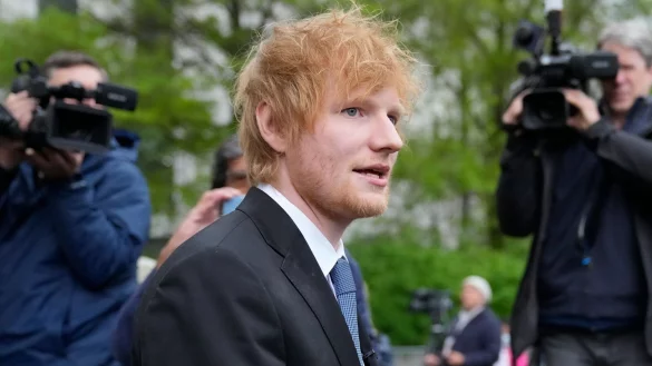 Ed Sheeran verl&auml;sst das New Yorker Bundesgericht, nachdem er seinen Prozess gewonnen hat. - &copy; John Minchillo/AP/dpa