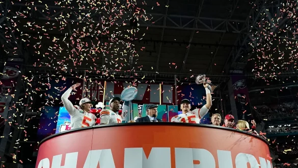 Die Kansas City Chiefs feiern ausgelassen den Sieg im Super Bowl LVII. - &copy; Ashley Landis/AP/dpa