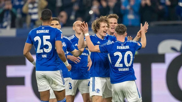 Die Schalker konnten den letzten Tabellenplatz verlassen. - &copy; David Inderlied/dpa