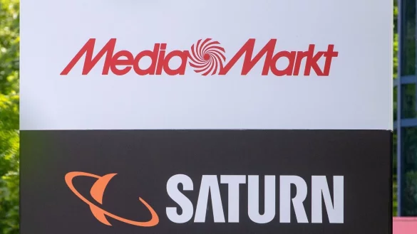 Ein Schild mit den Schriftzügen von Media Markt und Saturn. - © Armin Weigel/dpa/Symbolbild