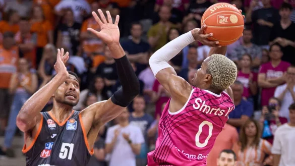 Der Bonner TJ Shorts (r) und Ulms Bruno Caboclo k&auml;mpfen um den Ball. - &copy; Thomas Frey/dpa