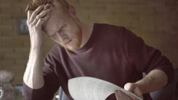 Als Simon (Peter Plaugborg) zum ersten Mal Hollys Aufsatz liest, kann er nicht fassen, dass seine Stieftochter ihn beschuldigt, ihr Gewalt angetan zu haben. - &copy; Michella Bredahl/BR/ARTE/dpa